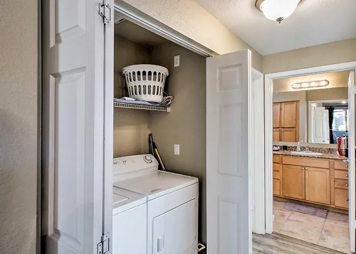 Holiday home < 1 Mi To Quarter! W/ Pool *